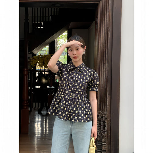 A short-sleeved shirt with floral waists