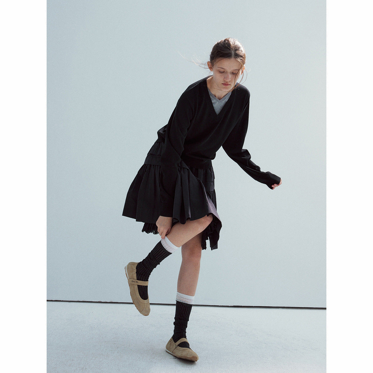 Spring new casual wool fake two-piece pure version solid color V-neck long-sleeved knitted sweater