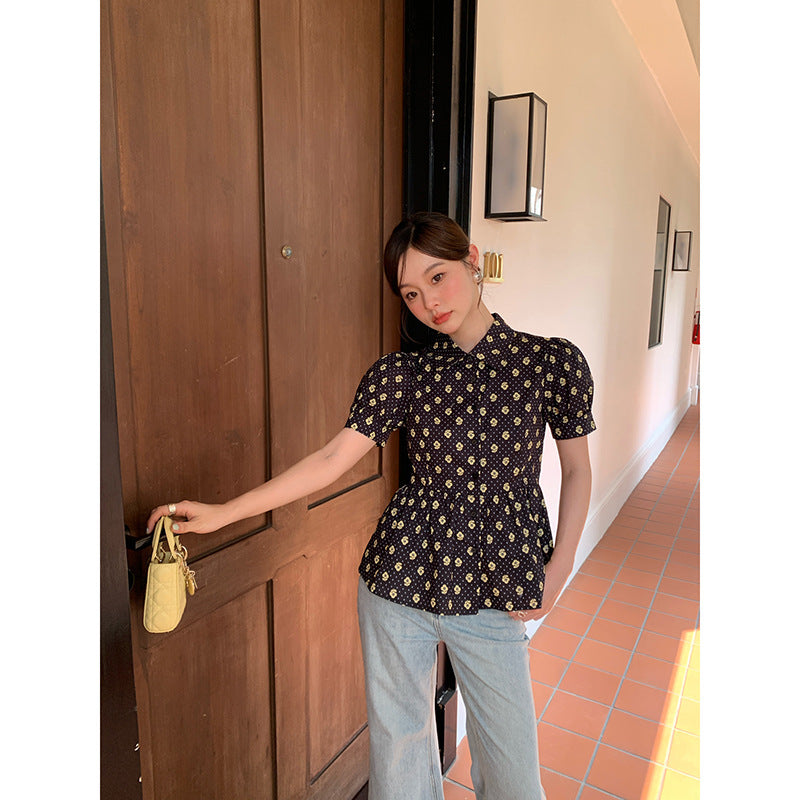 A short-sleeved shirt with floral waists