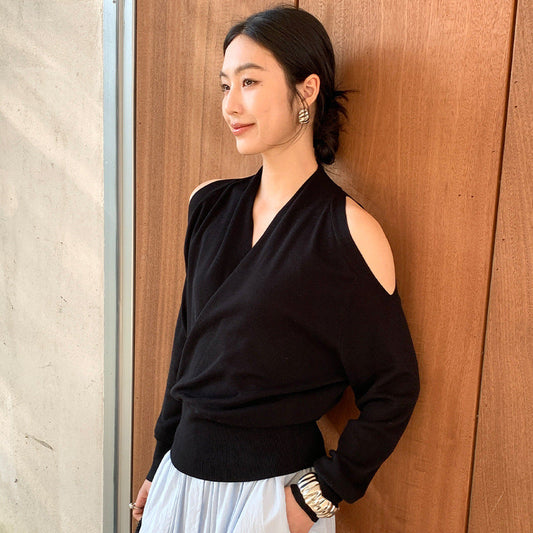 V-neck off-the-shoulder knitted sweater