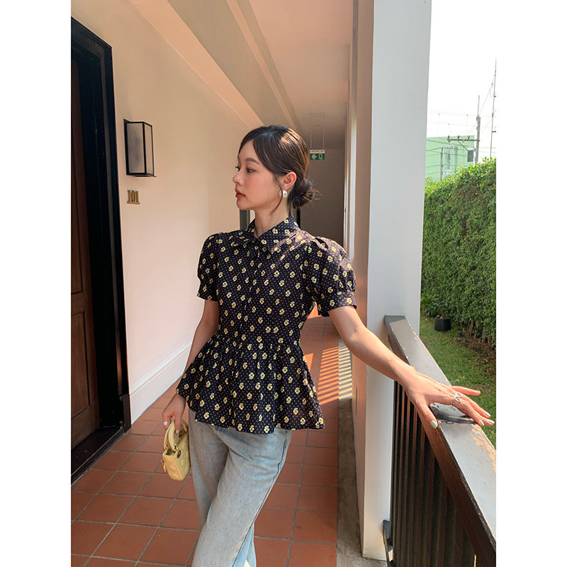 A short-sleeved shirt with floral waists