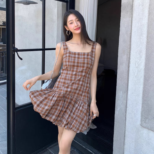 Age reduction and thin waist plaid suspender dress