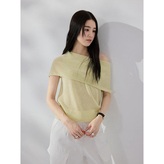 Wear more than one dress, but you can wear a lazy knitted sweater with straight shoulders and slanted shoulders.